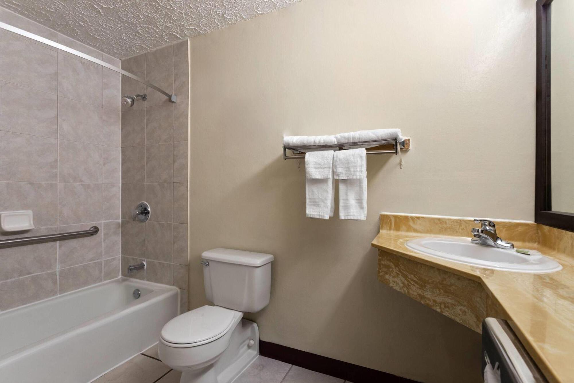 Super 8 By Wyndham Columbus Otel Dış mekan fotoğraf