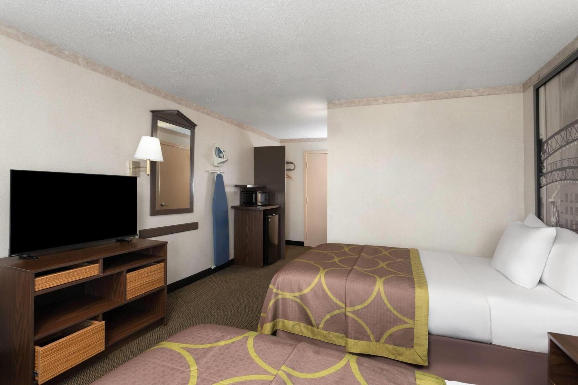 Super 8 By Wyndham Columbus Otel Dış mekan fotoğraf
