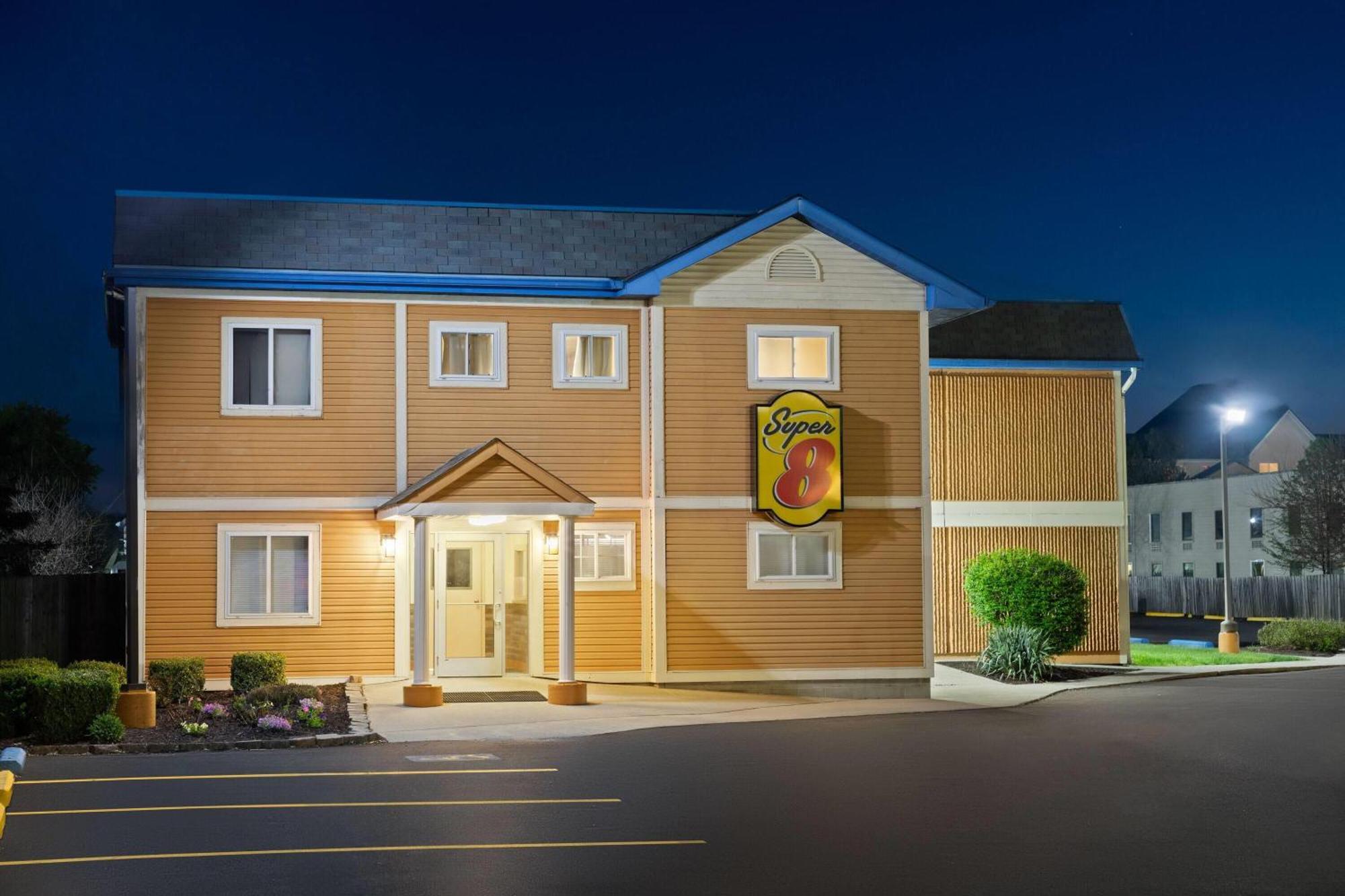 Super 8 By Wyndham Columbus Otel Dış mekan fotoğraf