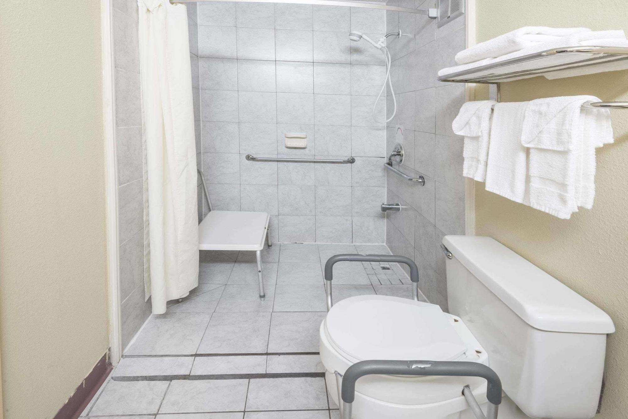 Super 8 By Wyndham Columbus Otel Dış mekan fotoğraf